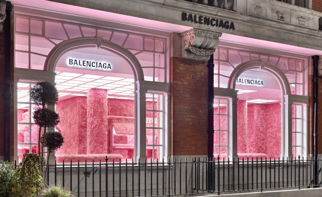 Balenciagaのロンドンのマウントストリート店はピンクのフェイクファーで飾られ、Le Cagoleコレクションのローンチを行っています。 写真：Balenciaga