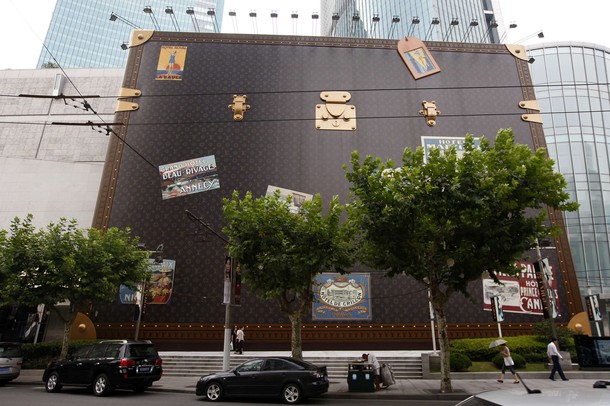 上海のLOUIS VUITTON店の巨大なスーツケース